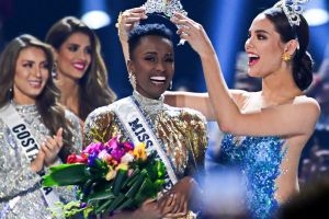 Miss Universe 2019: cea mai frumoasă femeie din lume este de culoare şi are părul scurt, din Africa de Sud. Cine a fost reprezentanta României (VIDEO)