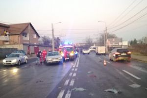 FOTO Două maşini implicate într-un accident la Mediaş – O femeie a ajuns la spital