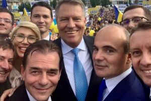 Copii de bani gata si amante, angajati de PNL la conducerea tarii