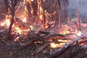 FOTO: Incendiu la un adăpost de animale din Vrâncioaia. Intervenţie promptă a pompierilor