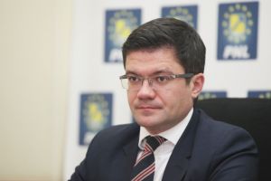 Campionii de la Peneleu! Șeful de la Apele Române l-a numit director pe cumătrul ministrului Mediului, deşi e suspect în două dosare la DNA