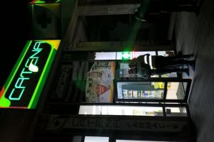 Tâlhărie cu cuţitul în mână la Farmacia Catena din centrul Sucevei