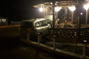 FOTO Accident la Botoşani! Un şofer a intrat cu maşina într-o fântână