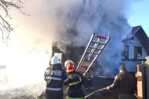 Zeci de braileni s-au jucat cu focul si s-au ars, la propriu/ Cosarul, omul care salveaza vieti