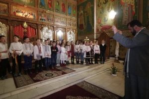 Festivalul internaţional de colinde şi obiceiuri de iarnă „Crăciunul la români”, deschis ieri, prin miniconcerte susţinute de copii