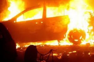 Incendiu puternic într-o curte din Botoşani. O maşină a ars, iar alte două au fost afectate de foc