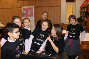 O regizoare originară din Bistriţa i-a învăţat pe copiii de la CN ”Andrei Mureşanu” să facă felicitări animate