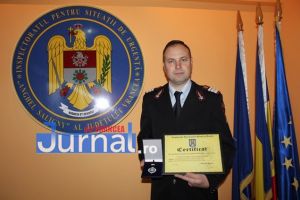 FOTO: Un pompier vrâncean care a salvat o femeie căzută în fântână a fost recompensat de superiorii săi