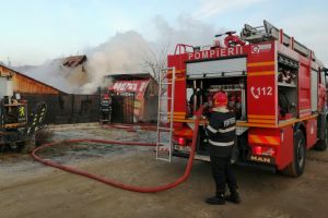 FOTO Incendiu într-o gospodărie din Sibiu. Pompierii sting focul