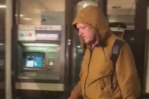 What’s Up a ajuns la poliţie încătuşat – Și-a bătut prietena