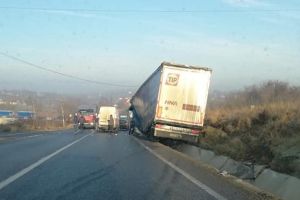 FOTO Accident la Botoşani! Un tir a intrat într-un mal de pământ