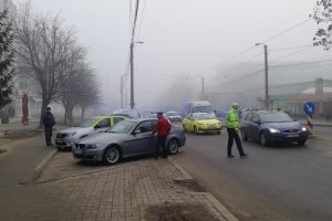 FOTO Accident pe Calea Naţională! O femeie a fost luată de pe sus de un BMW, chiar pe trecerea de pietoni