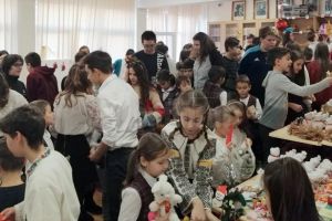 Elevii Şcolii Nr. 1 Suceava au adunat peste 10.000 de lei la Târgul caritabil de Crăciun