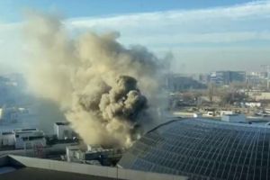 FOTO – Incendiu la cel mai mare mall din Capitală – Toţi oamenii evacuaţi