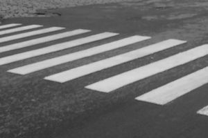 Femeie care traversa pe culoarea verde a semaforului, accidentată de un autotren condus de un ...