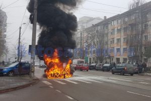 VIDEO & FOTO Imagini incredibile! Maşină făcută scrum pe o stradă centrală din Botoşani