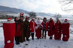 Cadouri împărţite copiilor din zona Praid şi Odorhei de Crucea Roşie