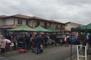 Sărbătoarea vecinilor, într-un cartier din Dumbrăviţa. Ceaune în faţa casei, vin şi cozonac