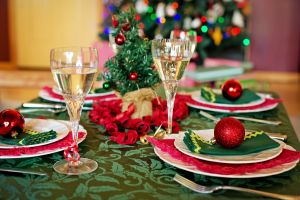 Acţiune caritabilă: Peste 100 de bătrâni din Harghita, invitaţi la o masă festivă de Crăciun