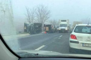 FOTO. ACCIDENT rutier pe DN1, la Teiuş: Camionul unei firme de curierat s-a răsturnat în afara carosabilului