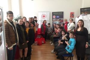 Două şcoli din Sibiu ajută Crucea Roşie cu pachete