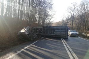 FOTO TIR răsturnat la Fântâniţa Haiducului – Se circulă pe o bandă