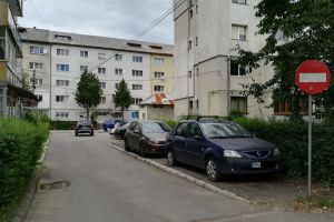 Maşinile parcate pe trotuare ar putea fi ridicate dacă împiedică traficul