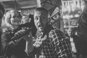 Petrecere incendiară în decembrie la Hello Coffee Lounge – Vineri e Karaoke Night