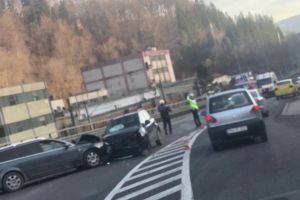 Accident grav in Sinaia, langa Mefin. Doua masini s-au facut praf, o victima