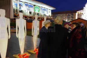 Zeci de lumânări aprinse în centrul Sucevei, pentru comemorarea victimelor violenţei domestice