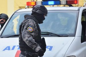 Scandal într-un sat din Bihor: 12 indivizi s-au bătut pe stradă, fiind calmaţi doar de mascaţi. 7 au ajuns la spital