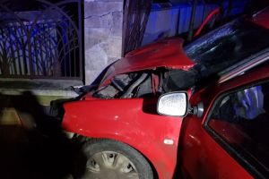 Patru victime, dupa ce o masina a intrat intr-un stalp. Intervin pompierii militari (galerie foto) 