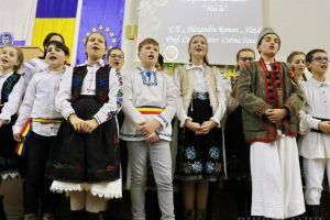 Spectacol pentru fundaţia lui Mihai Neşu: Elevii de la mai multe şcoli din Oradea şi Aleşd au colindat la Universitate (FOTO / VIDEO)