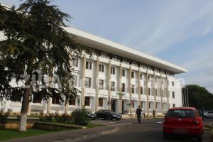 Consiliul Judetean Constanta plateste 15.000 de lei pe o usa de garaj