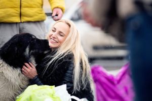 Ai cumva o păturică? Hai să strângem de toate pentru pisicile şi câinii fără stăpân!