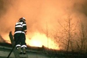 Incendiu la o fermă din Mureş