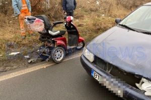 FOTO Persoană cu deficienţe locomotorii, victimă a unui accident rutier produs la ieşirea din Dorohoi