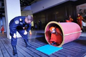 FOTO Elevii unui liceu din Botoşani, învăţaţi de pompieri cum să-şi protejeze viaţa