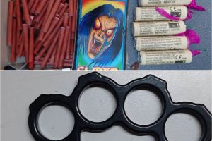 Doi elevi s-au ales cu dosare penale pentru folosirea de petarde la şcoală şi deţinerea unui box, ascuns sub brad