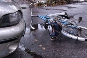 Biciclist accidentat de un autoturism, în oraşul Cristuru Secuiesc