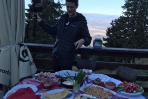 Celebrul vlogger de food Mark Wiens a lansat videcolipul care prezintă Braşovul