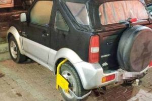 FOTO, Știrea ta| „Ofertă de sărbatori” în parcarea unui supermarket: Dacă depăşeşti două ore de parcare primeşti „încăltăminte galbenă pentru roţi”