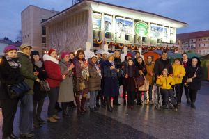 Zeci de lumânări aprinse în centrul Sucevei, pentru comemorarea victimelor violenţei domestice