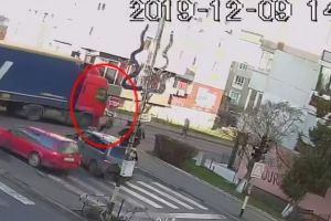 Femeie acroşată pe o trecere de pietoni, de un şofer de tir nepăsător