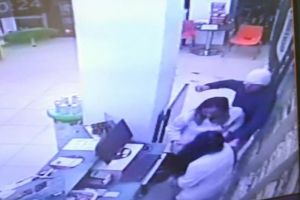 Tâlharul cu cuţit a dat târcoale mai multor farmacii din centrul Sucevei şi a cerut ...