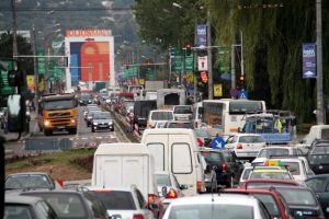 Carambol pe Calea Unirii din Suceava, după ce un şofer nu a păstrat distanţa în mers