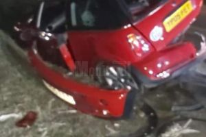 Trei răniţi după ce o maşină a derapat, s-a învârtit pe carosabil şi a ajuns într-un şanţ