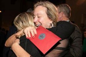 Petrecerea vieţii pentru angajaţii unei firme – Au primit bonusuri de zece milioane de dolari