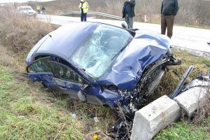 Accident grav în judeţ. Un şofer s-a izbit cu maşina de un cap de pod