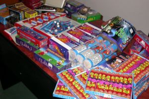 Provizii de petarde şi artificii găsite în casa unui bărbat din Mediaş